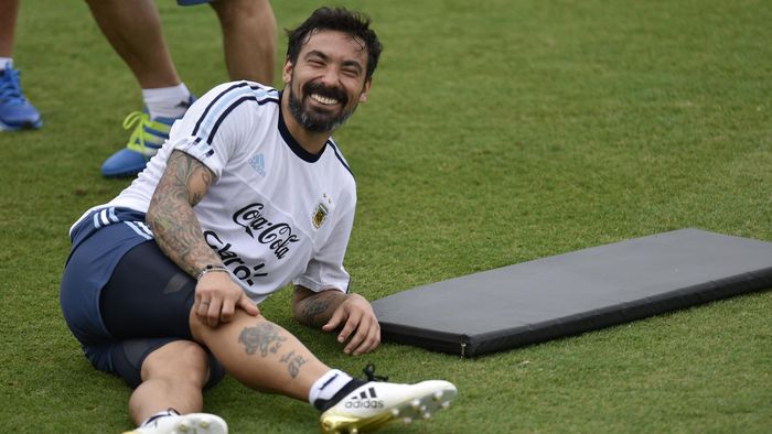 Argentina's footballer Ezequiel Lavezzi during the training session at the Atletico Mineiro Training Center in Vespasiano, Minas Gerais, Brazil, on November 7, 2016 ahead of their November 10 WC 2018 South American qualifier against Brazil.