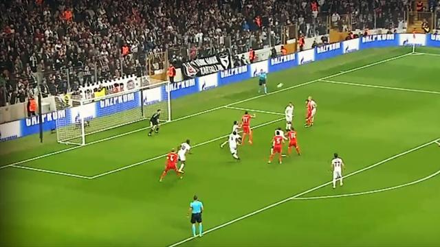Benfica a trouvé 3 fois les poteaux de la tête sur la même action avant de marquer