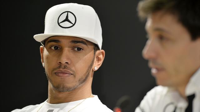 Hamilton'a bir darbe de takımından