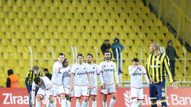 Fenerbahçe, Kadıköy'de mağlup başladı