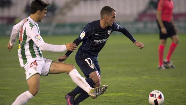 2-0. El Córdoba sale de su crisis sorprendiendo al Málaga en el debut de Carrión