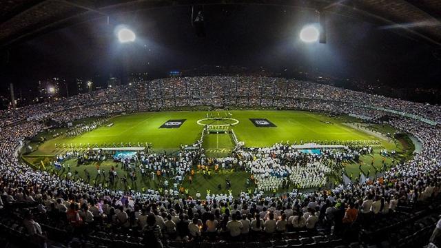 Chapecoense et l'Atlético Nacional se recueillent : hommages monumentaux