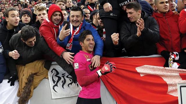 El portero panameño Penedo provoca el penalti más rápido de la historia del fútbol rumano