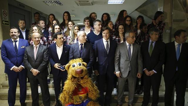 Las 'guerreras' viajan a Suecia con "hambre de triunfo"