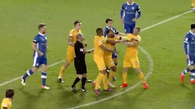 Deux joueurs de Preston se battent en plein match… et se font exclure