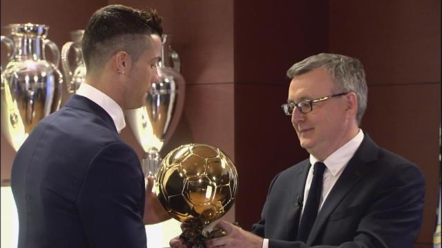 Un « Merci beaucoup » et un trophée pesant : la remise du Ballon d’Or à CR7
