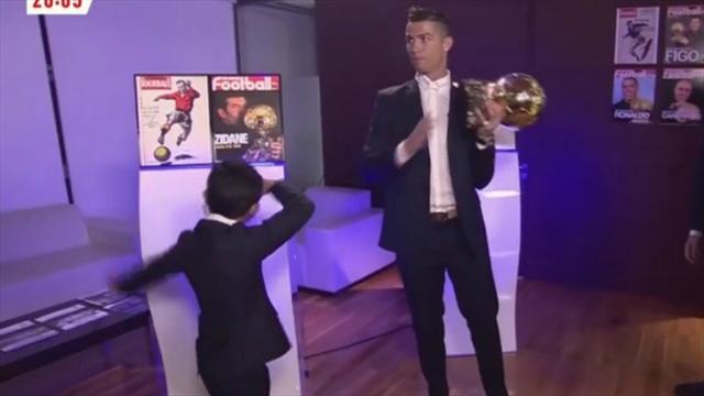 Pendant que son père reçoit le Ballon d’Or, Cristiano Jr claque un DAB