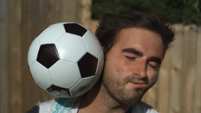 Découvrez les ravages d’un ballon en pleine tête en slow motion