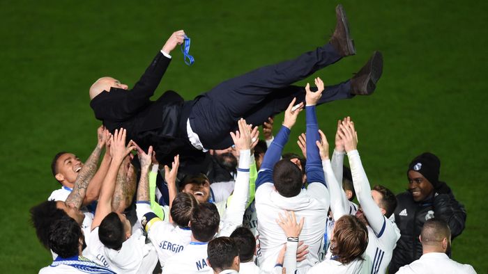 Zinedine Zidane fêté par ses joueurs du Real Madrid après le Mondial des clubs