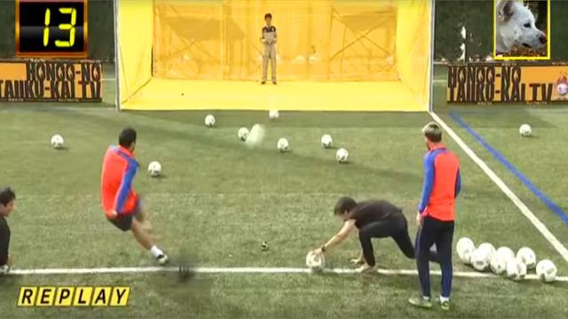 Suarez est plus fort que Messi… pour viser un drone avec un ballon