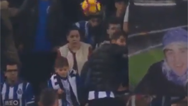 Distraite, cette spectatrice a pris le ballon en plein visage et ça doit faire mal !