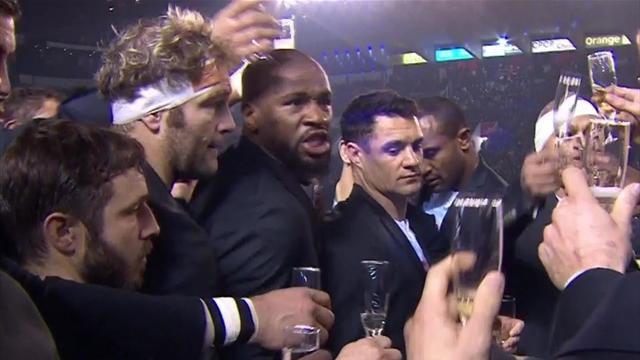 Juste avant le choc face à Toulon, les joueurs du Racing ont sabré le champagne !