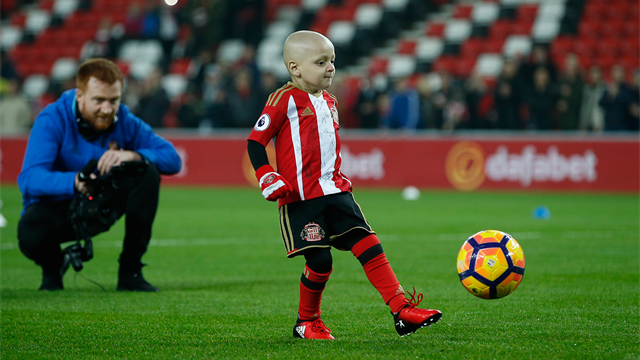 En Premier League, un jeune fan malade reçoit le trophée du but du mois