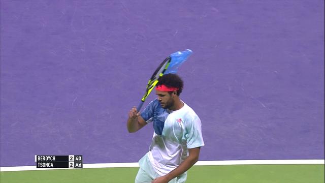 Et soudain… un sac plastique vient stopper Tsonga en plein échange