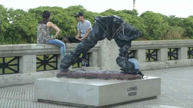 La statue de Messi vendalisée La statue de Messi vendalisée