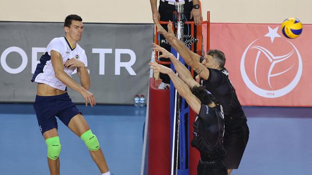 Fenerbahçe'den iki voleybolcuya yeni imza