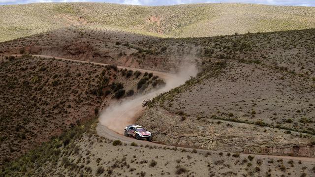Coup double pour Peterhansel, Loeb reste en embuscade