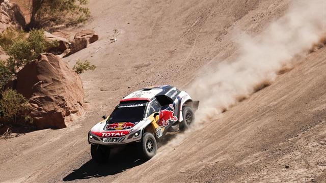 Dakar, auto: Peterhansel urta una moto, la soccorre e vince la 10a tappa Dakar, auto: Peterhansel urta una moto, la soccorre e vince la 10a tappa
