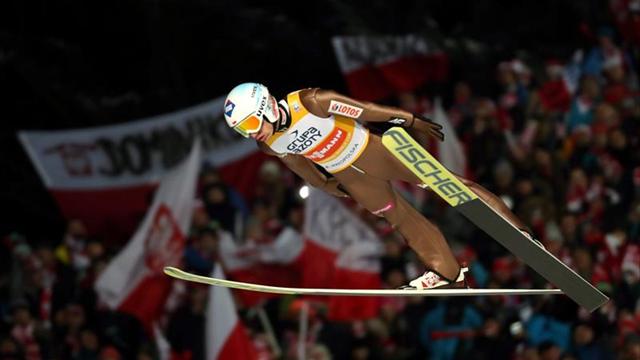 Kamil Stoch reforzó su liderato tras remontar ante su público en Zakopane