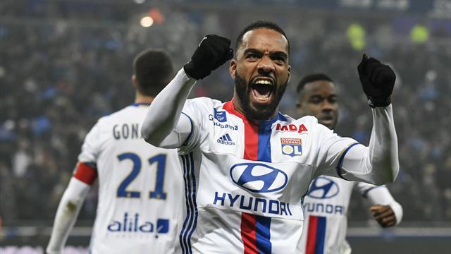 Sifflé au Parc OL, Lacazette se console sur Twitter