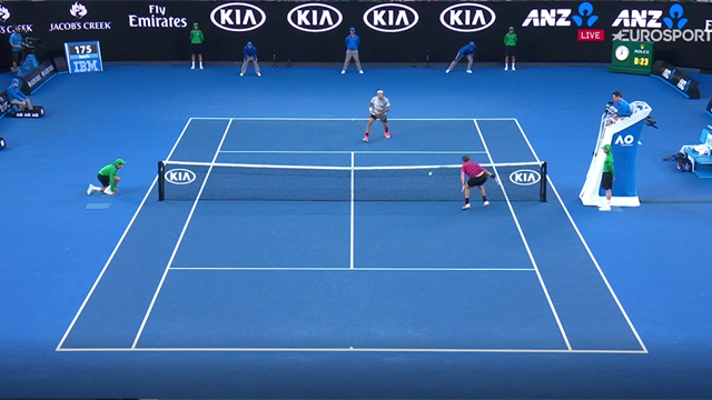 Roger Federer e la magia della palla corta: Wawrinka rimane di stucco Roger Federer e la magia della palla corta: Wawrinka rimane di stucco