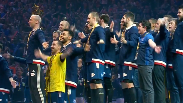 Le dernier clapping (assourdissant) des Experts avec le public de Bercy