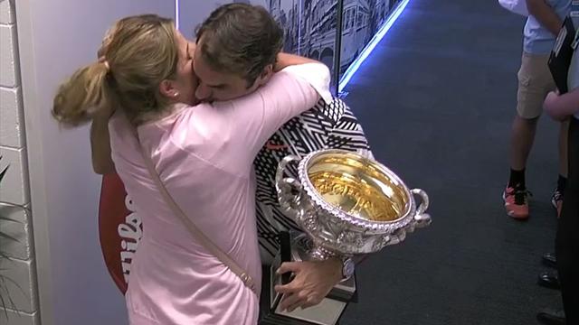 Federers intimer Moment: Wenn der Pokal zur Nebensache wird... Federers intimer Moment: Wenn der Pokal zur Nebensache wird...