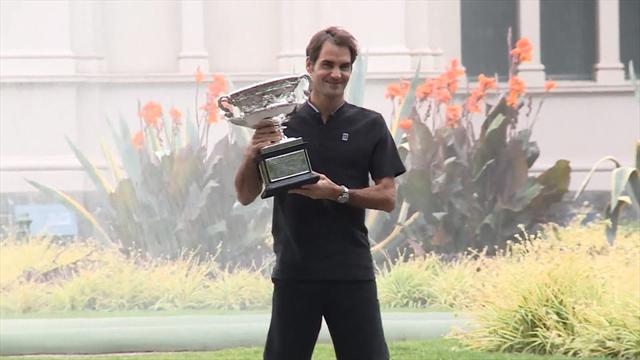 Federer pose avec son 18e trophée du Grand Chelem à Carlton Gardens : "J'attends Wimbledon" Federer pose avec son 18e trophée du Grand Chelem à Carlton Gardens : "J'attends Wimbledon"