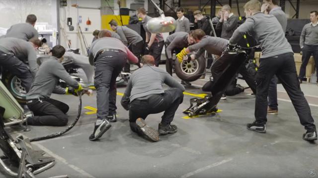 La Mercedes mostra il primo pit stop con le nuove gomme Pirelli