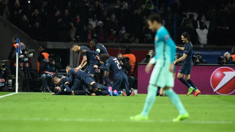 Les joueurs parisiens célèbrent devant Neymar, lors de PSG-Barça 2017