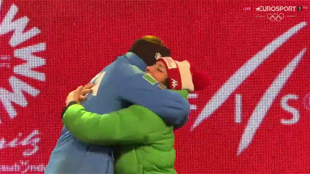 Sofia Goggia riceve la medaglia di bronzo: il primo abbraccio è per Federica Brignone Sofia Goggia riceve la medaglia di bronzo: il primo abbraccio è per Federica Brignone