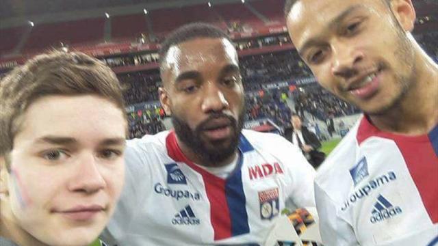 À 15 ans, il prend un selfie avec Lacazette et Depay… l’OL porte plainte contre lui