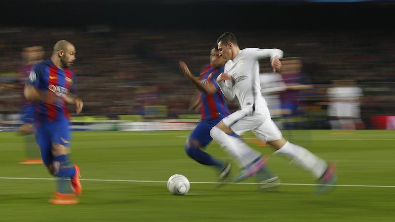 Julian Draxler tente de prendre de vitesse la défense de Barcelone