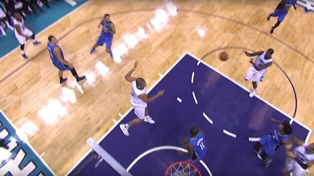 La giocata della notte: recupero, contropiede e schiacciata di Marvin Williams