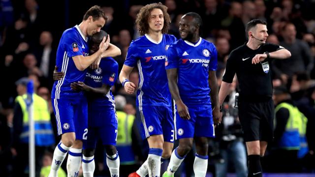 Chelsea se deplasează la Stoke pentru a-și menține avansul în frunte. Programul transmisiunilor TV.