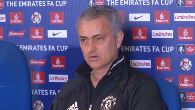 "C'est bien que je me sois contrôlé..." : Mourinho ironise sur le carton rouge d'Herrera "C'est bien que je me sois contrôlé..." : Mourinho ironise sur le carton rouge d'Herrera