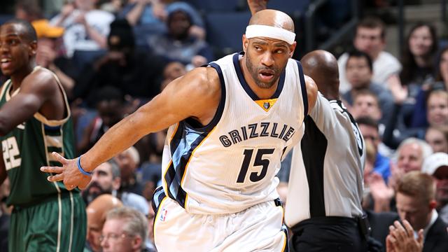 La giocata della notte: 40 anni e non sentirli, Vince Carter segna 24 punti con 8/8 al tiro