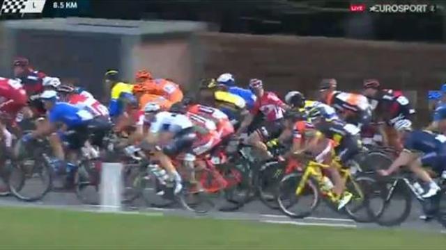 La peligrosísima y llamativa bronca de Boeckmans a otro rival en plena carrera