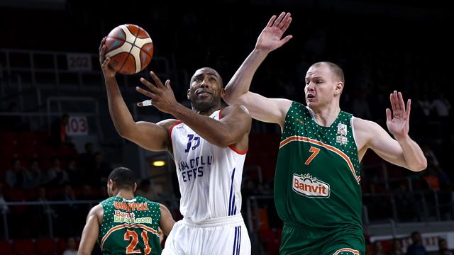 Anadolu Efes, Banvit engelini kolay geçti