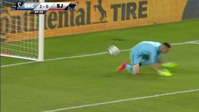 Unfassbarer Fehlgriff! Earthquakes-Keeper mit bitterem Eigentor Unfassbarer Fehlgriff! Earthquakes-Keeper mit bitterem Eigentor