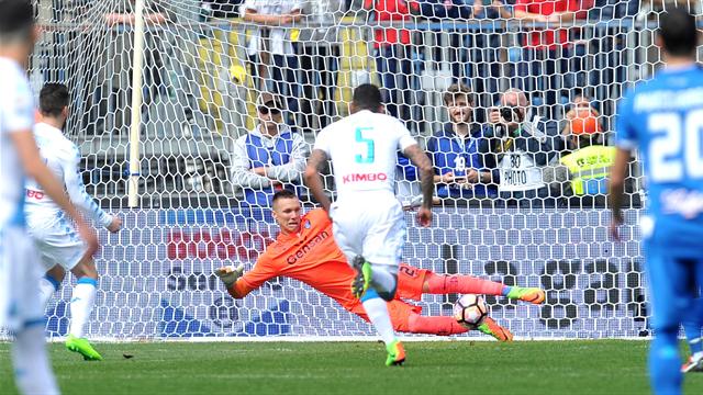 La moviola: il fallo su Mertens è fuori area, non c’era il rigore per il Napoli