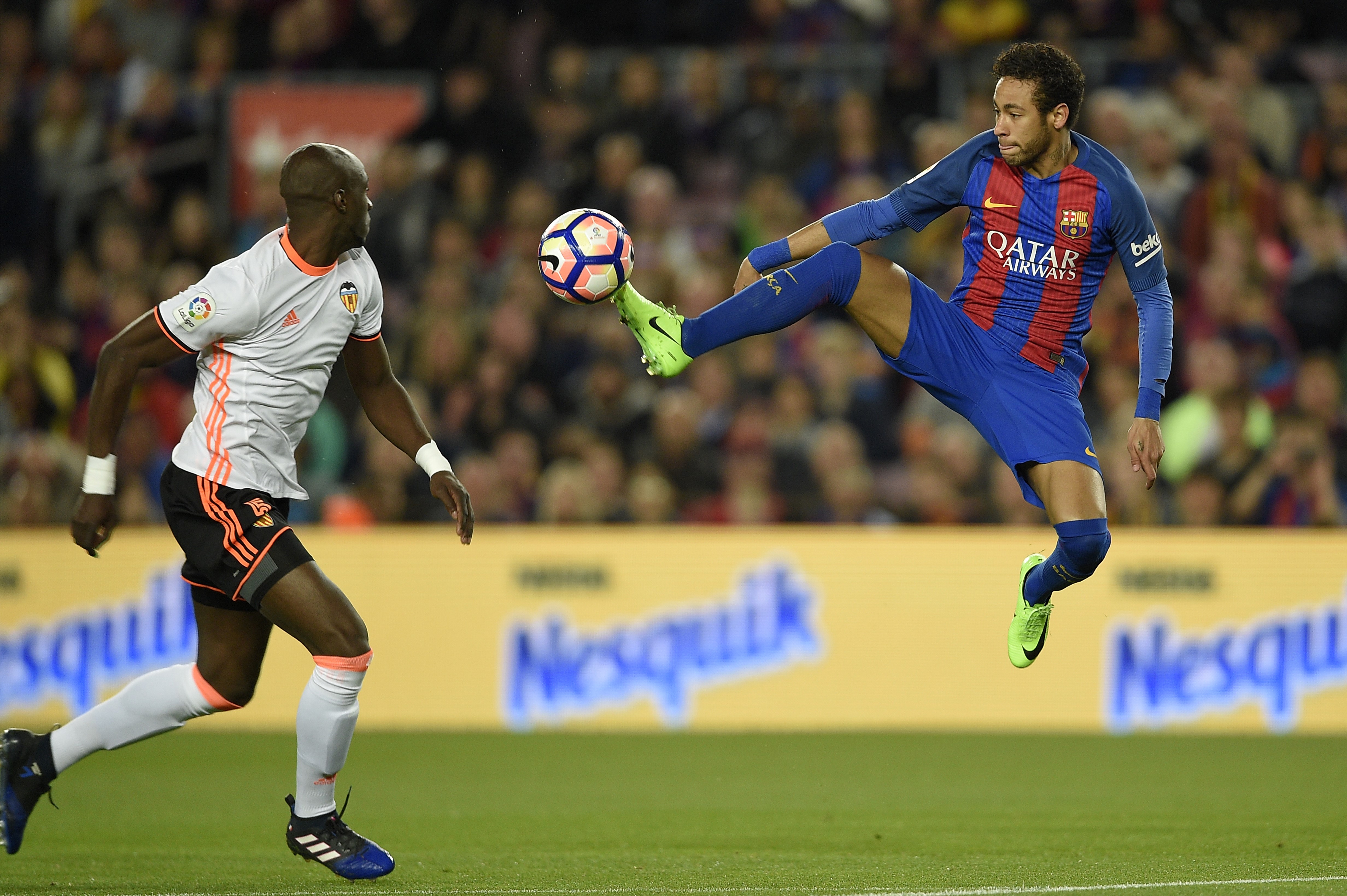 Neymar (à droite), l'attaquant du Barça, face à Eliaquim Mangala, le défenseur du FC Valence.