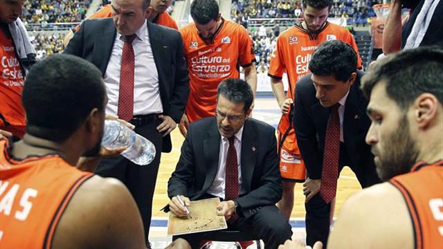 El Valencia gana en Tenerife y el Real Madrid cae en Santiago
