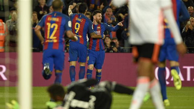 El Barcelona remonta al Valencia y sigue la estela del Real Madrid (4-2)