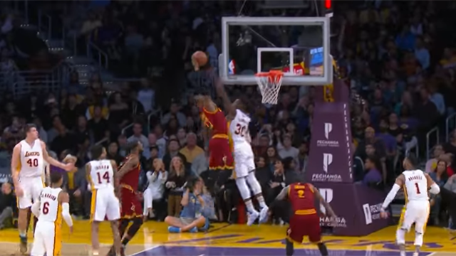 La giocata della notte: LeBron James ricorda a tutti perché lo chiamano "Re"