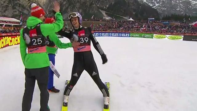 High five: Teamkollegen freuen sich mit Wellinger High five: Teamkollegen freuen sich mit Wellinger