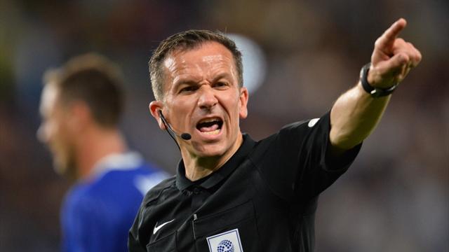 Quand un arbitre anglais oublie une règle du jeu…