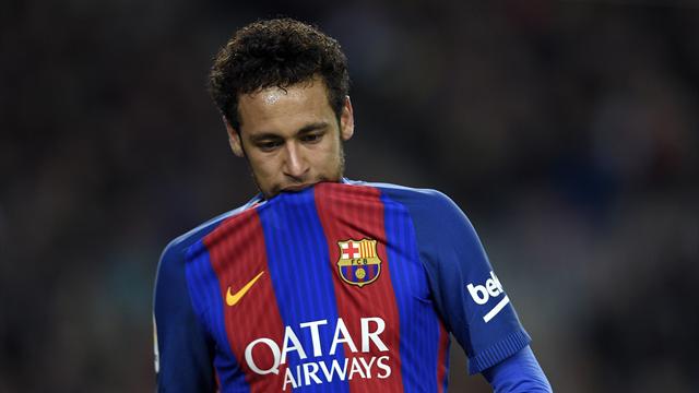 Neymar est-il meilleur technicien que ses amis pour faire un ping-pong avec un ballon ? Neymar est-il meilleur technicien que ses amis pour faire un ping-pong avec un ballon ?