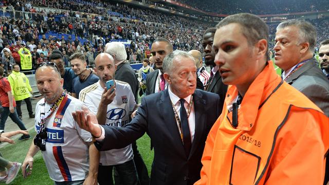 Pelouse envahie, bagarres, Aulas en capo, victoire arrachée : La folle soirée lyonnaise