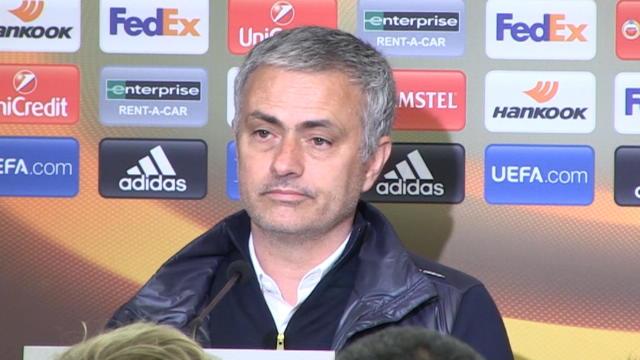 Mourinho : "Si j'étais un défenseur de United, je serais très fâché contre mes attaquants" Mourinho : "Si j'étais un défenseur de United, je serais très fâché contre mes attaquants"